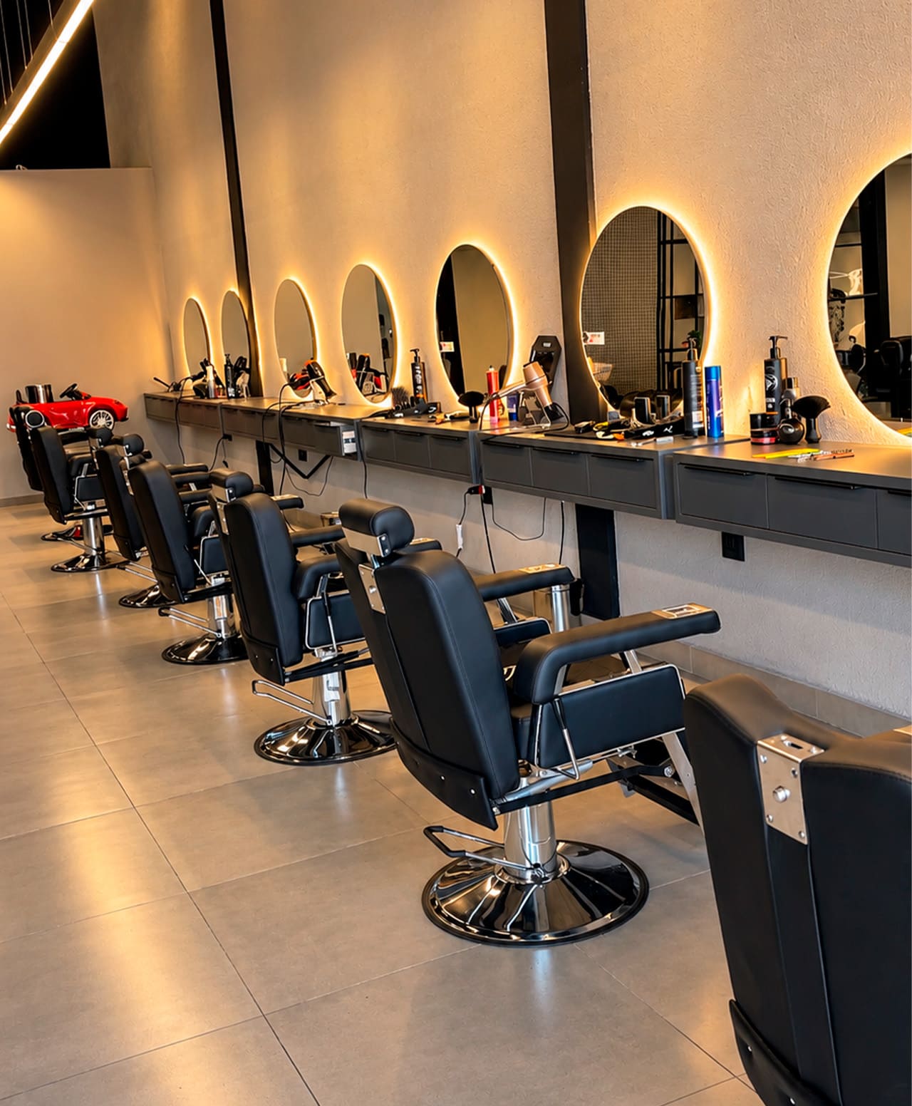 Cadeiras e estações de atendimento da Barbearia Anderson Nogueira